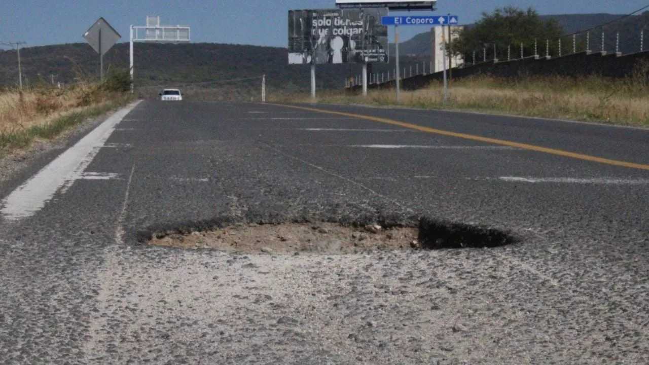 Baches Gigantes truenan llantas en la carretera a Sierra de Lobos