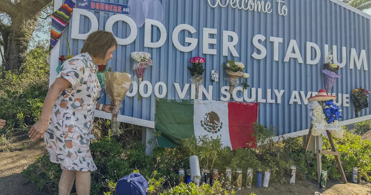 Angelinos, particularmente latinos, lamentan la muerte de Fernando Valenzuela