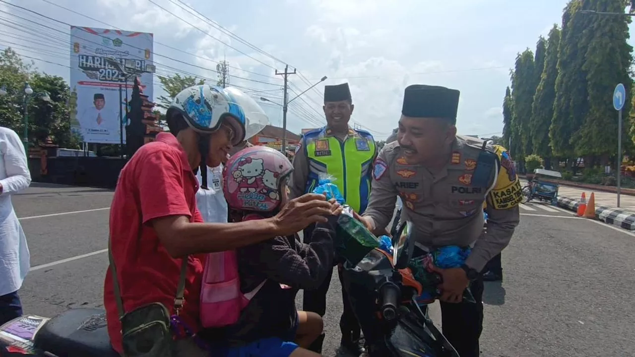 Hari Santri, Polisi Berpeci di Purbalingga Bagikan Sayuran dan Snack