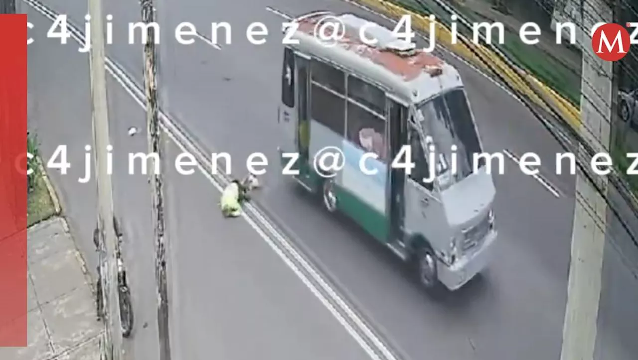 Captan en VIDEO momento exacto en el que corredor es atropellado por micro en Xochimilco