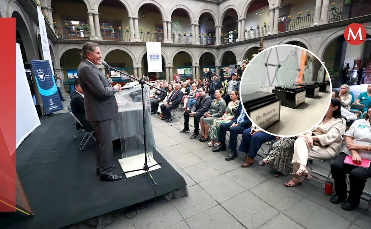 Reconocen a médicos por su día y entregan presea Dr Isaac Medina Beruben 2024 en Zapopan