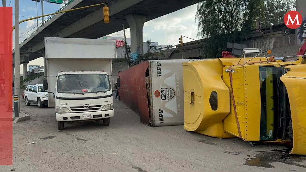 Volcadura de tráiler colapsa autopista México-Querétaro, no se reportan lesionados