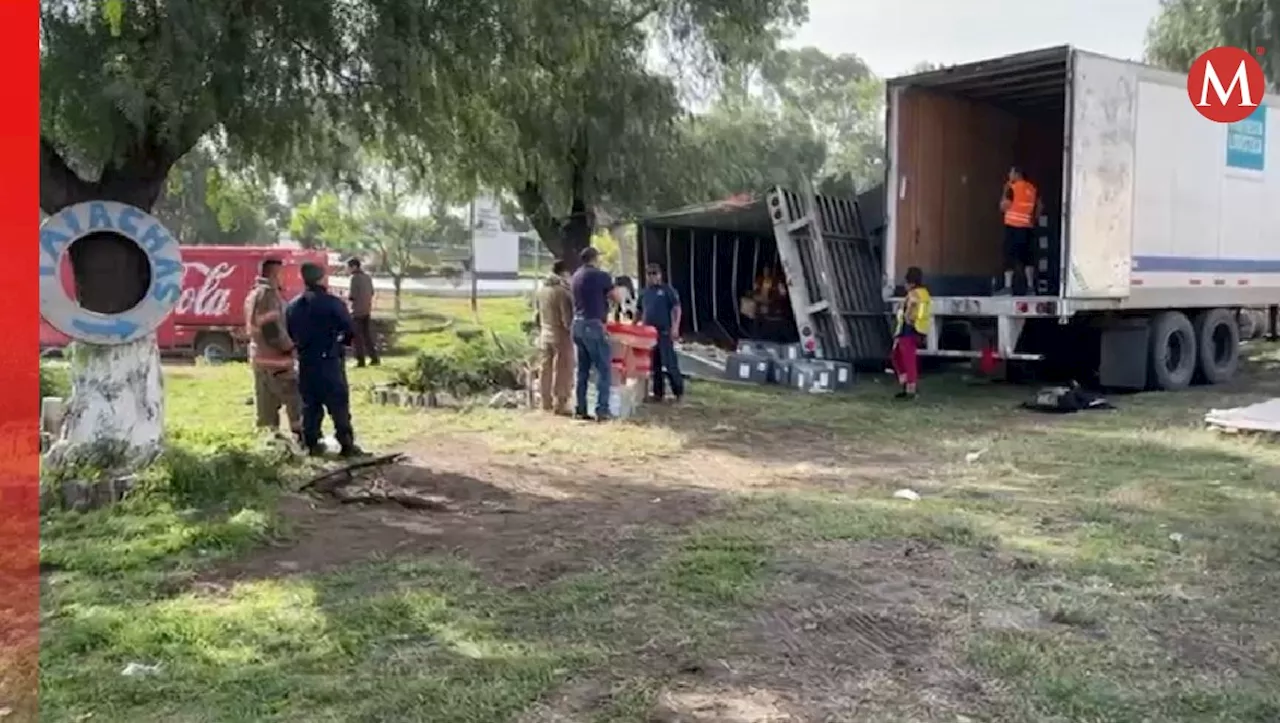 Vuelca tráiler en avenida José López Portillo, Ecatepec