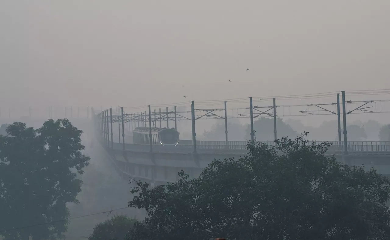 Delhi Pollution: हवा हुई &#039;बेहद खराब&#039;, धुंध की चादर में लिपटा एनसीआर, राजधानी में GRAP-2 लागू