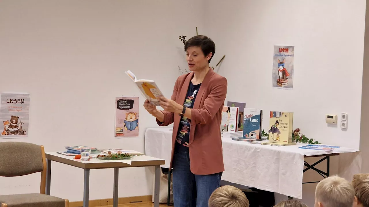 Lena Raubaum begeistert Publikum in der Bibliothek Neuhofen/Ybbs