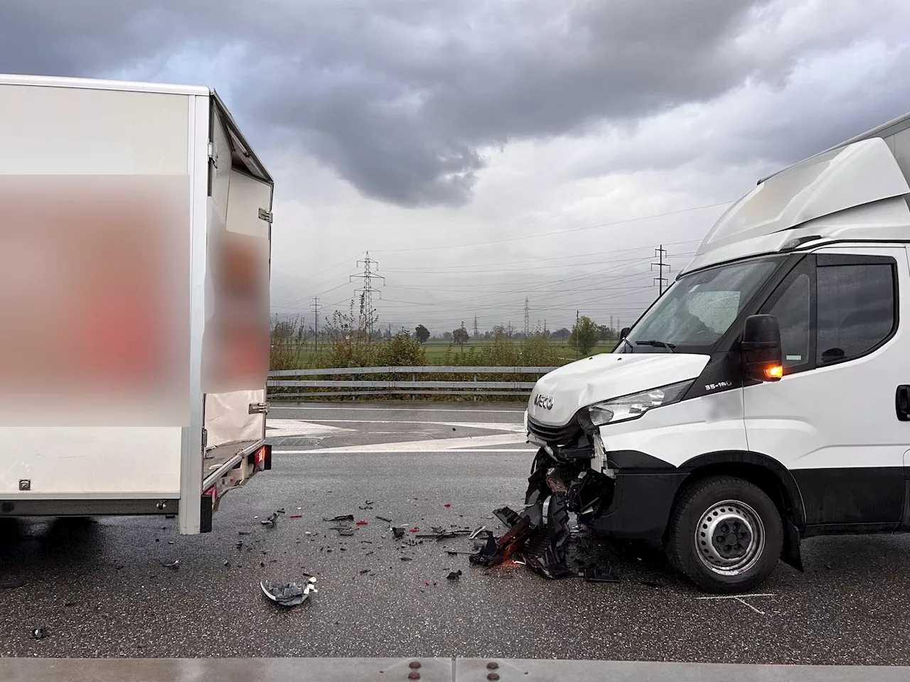 Tuggen SG / Autobahn A15: Auffahrkollision zwischen zwei Lieferwagen und Auto