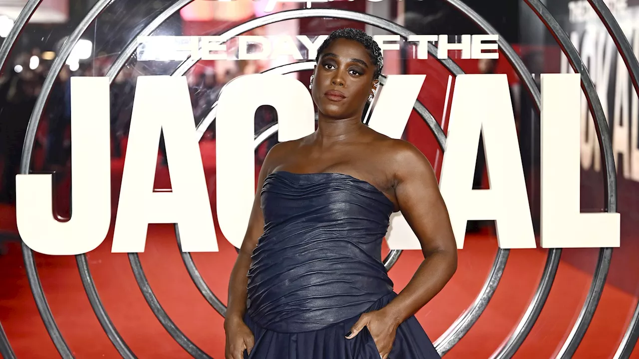 Lashana Lynch präsentiert ihren Babybauch auf dem Red Carpet