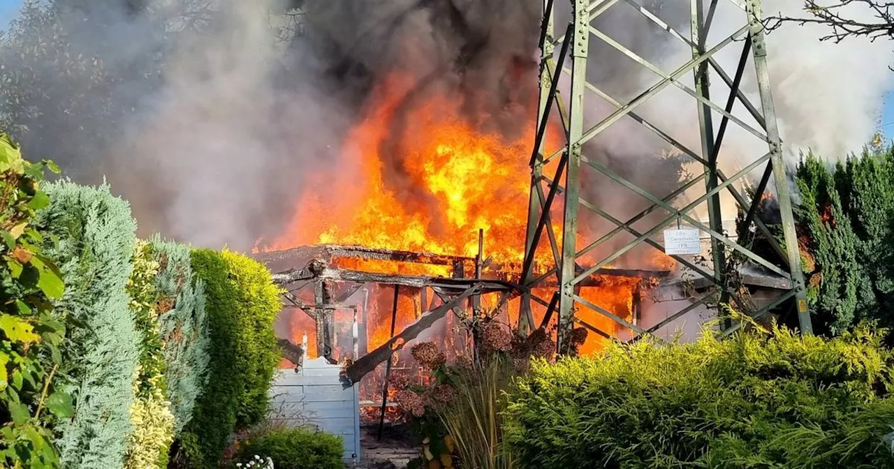 Hilden: Feuer in Kleingartenanlage – mehrere Lauben brennen