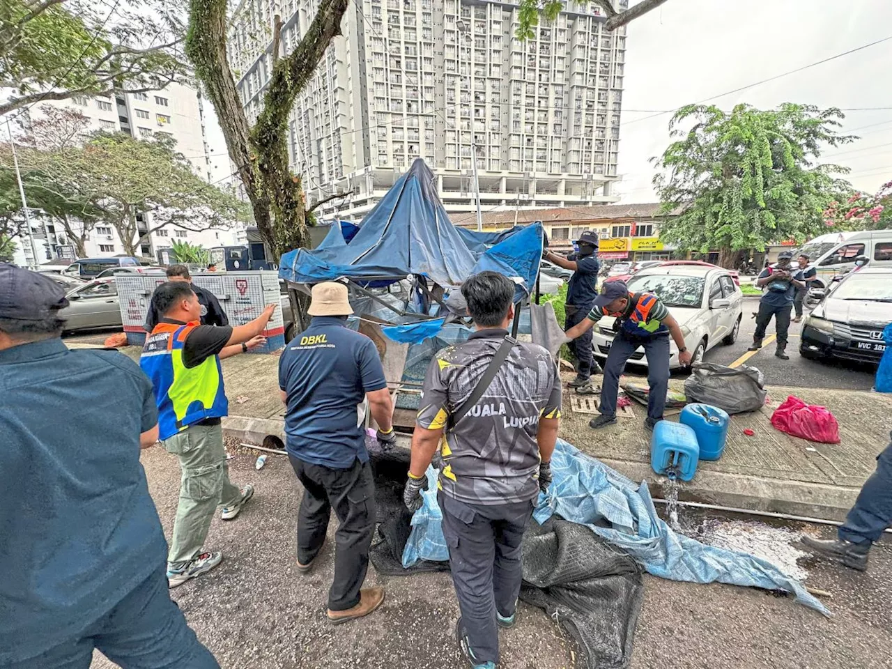 DBKL removes illegal stalls along Jalan Langkawi