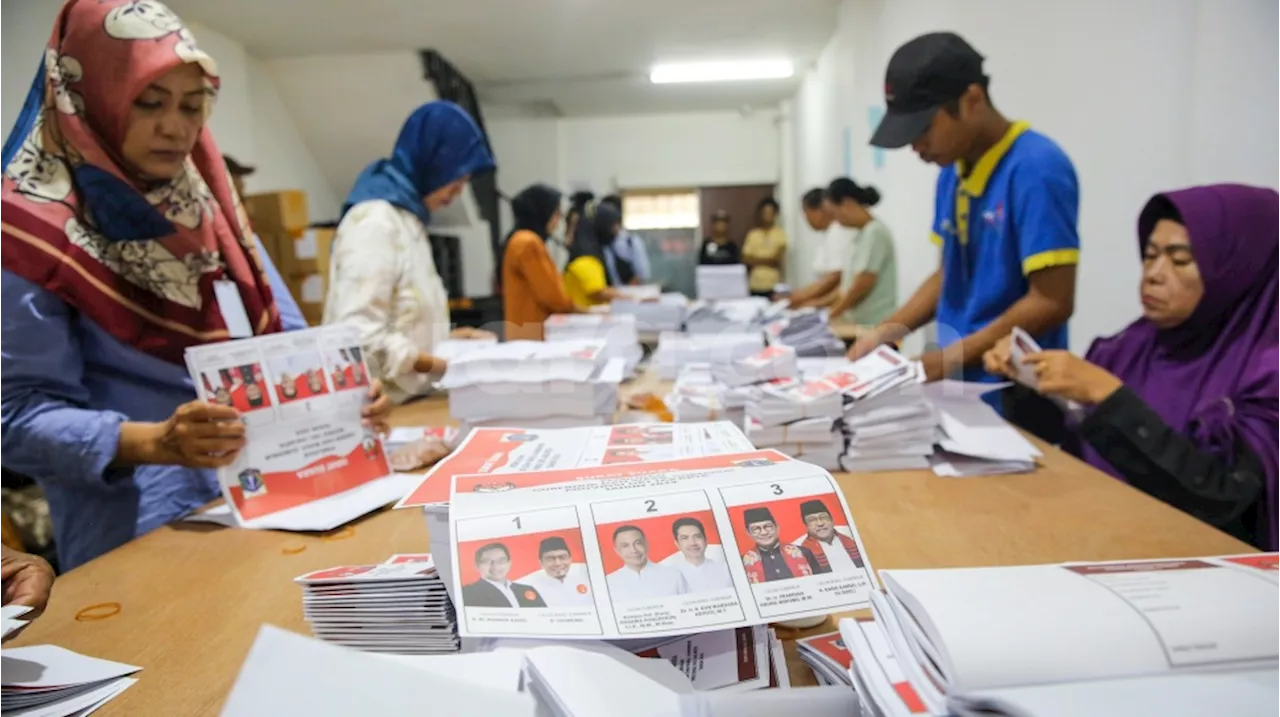 Intip Kesibukan Pekerja saat Pelipatan Surat Suara di KPU Jakarta Pusat