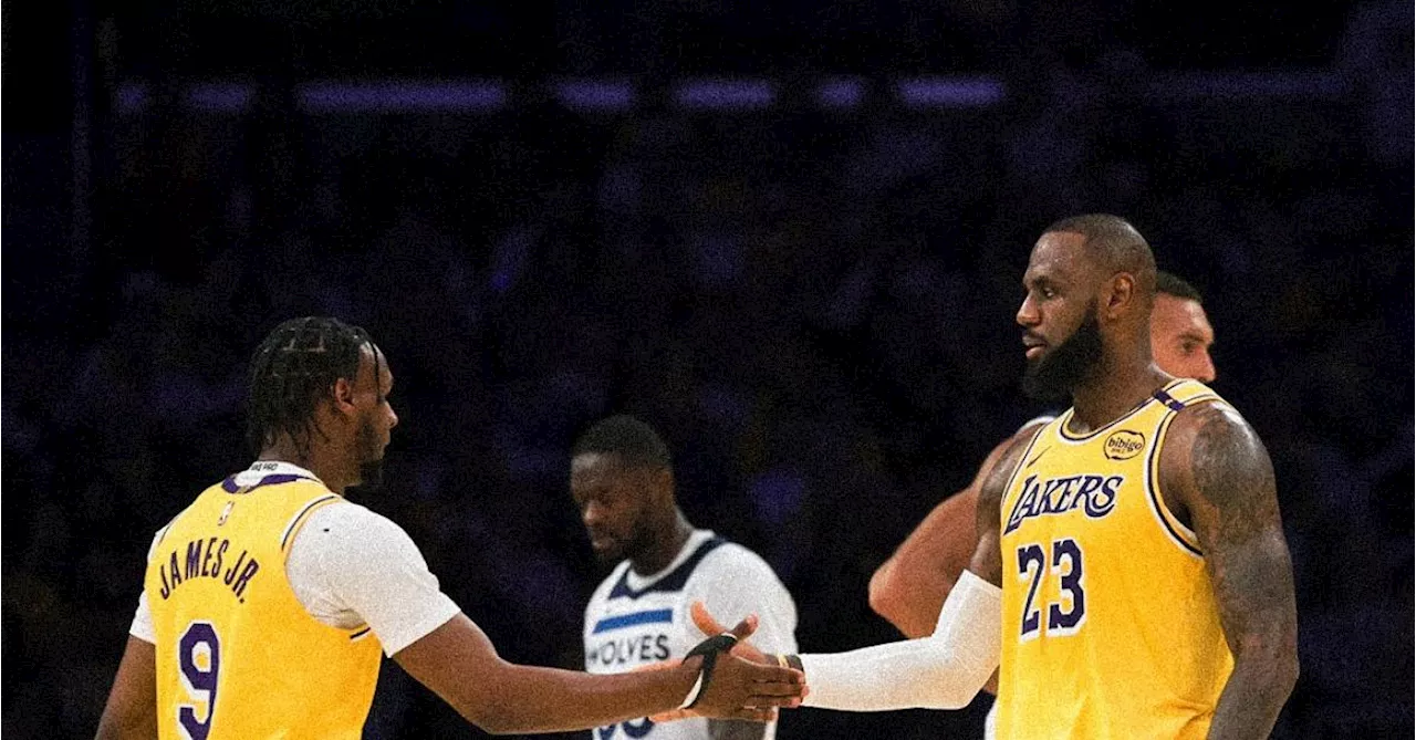 « Tu es prêt ? » : LeBron James écrit l’histoire en NBA avec son fils Bronny (vidéos)