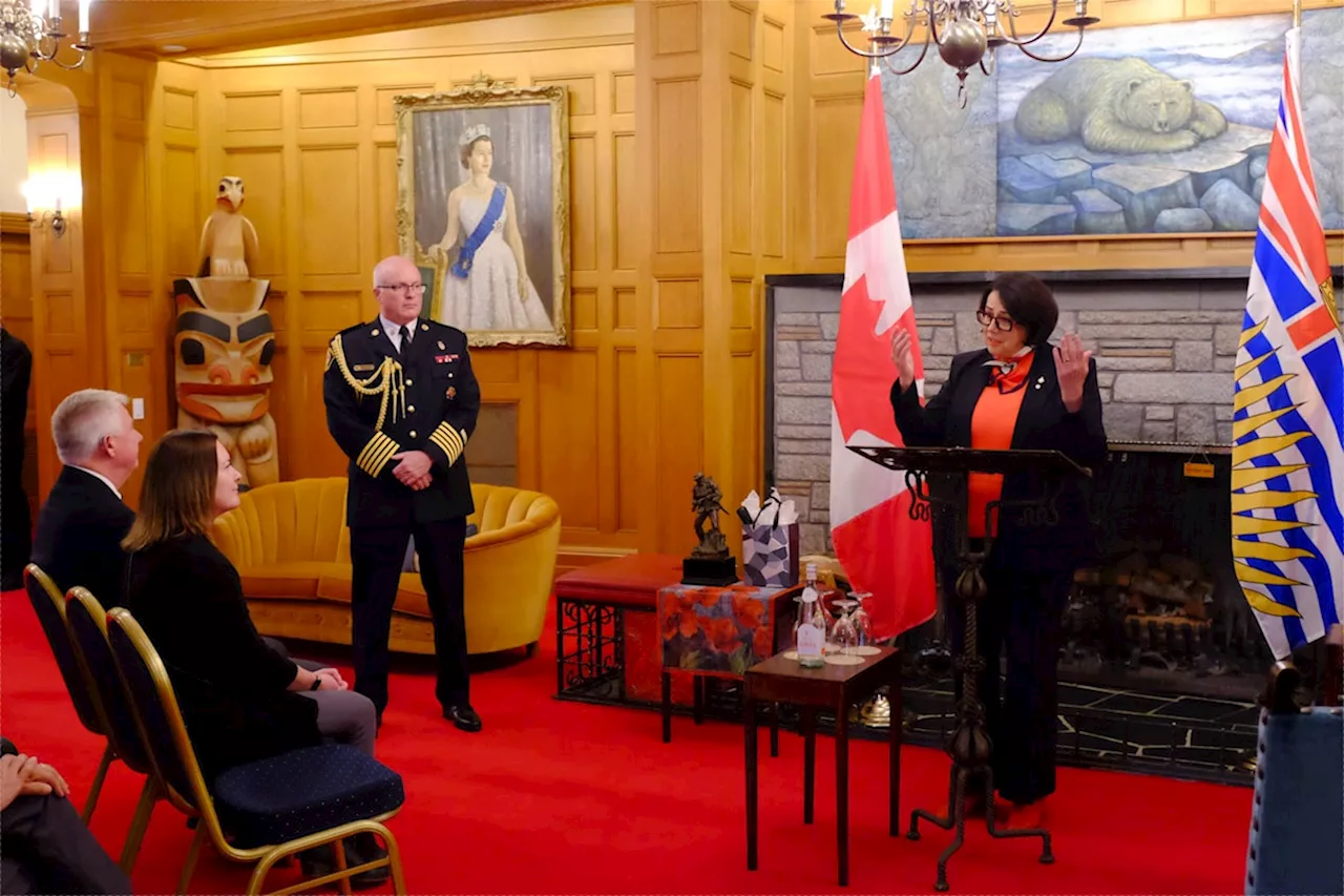 B.C. lieutenant-governor receives first poppy ahead of Remembrance Day