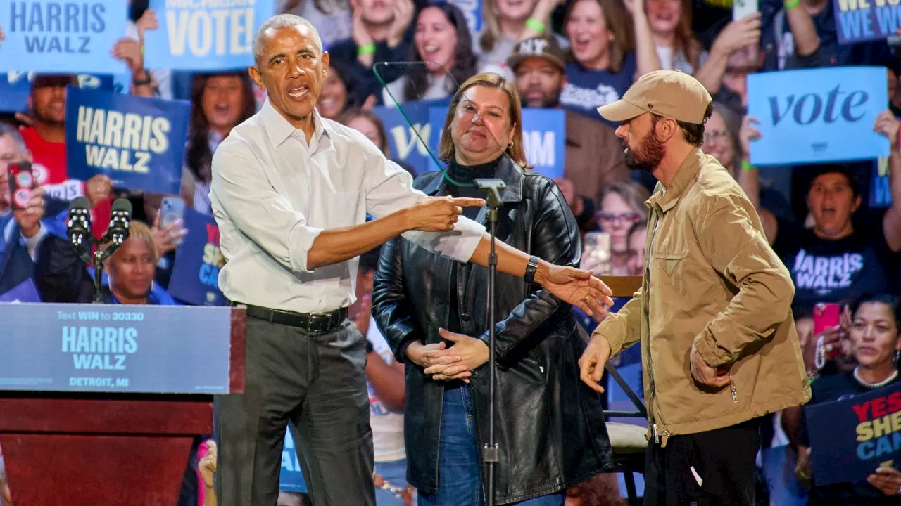 À Détroit, Barack Obama rappe sur du Eminem lors d'un meeting pour Kamala Harris