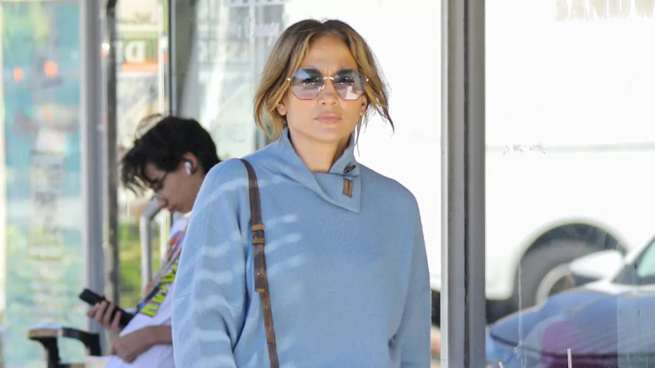 Jennifer Lopez luce baggy jeans con el ruedo doblado y botas de obrero en Los Ángeles