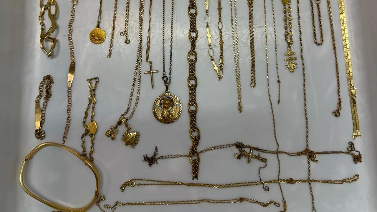 Pillan en el aeropuerto de Barcelona a un hombre que viajaba con 121 joyas de oro escondidas en el culo