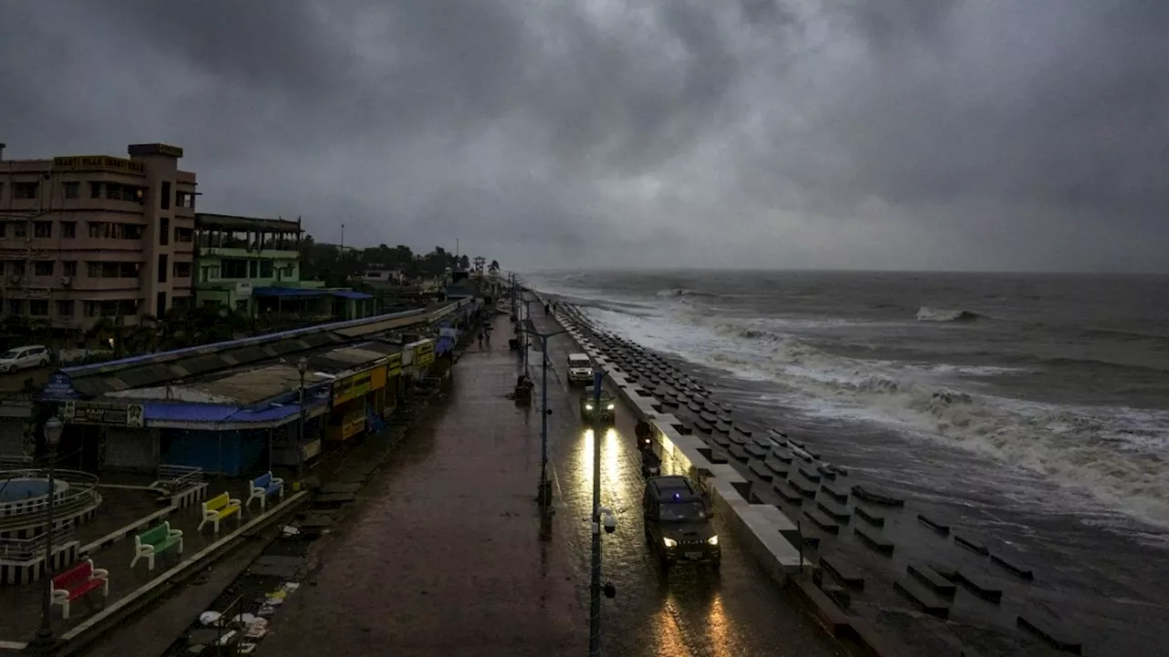 Cyclone Dana Live: कुछ घंटे में तूफान 'दाना' का लैंडफॉल, ओडिशा CM से पीएम मोदी ने की बात, 7 राज्यों पर असर