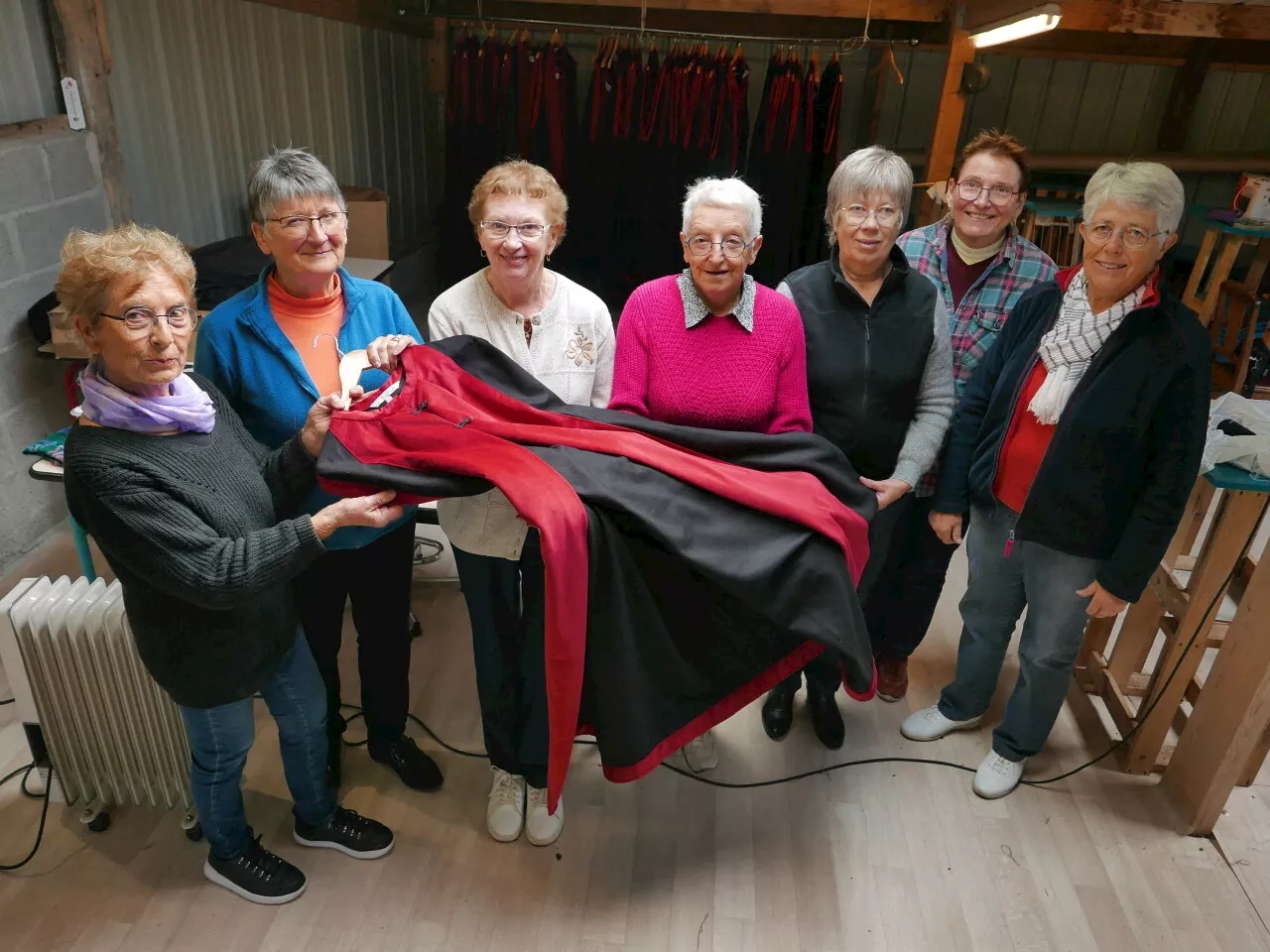 Notre-Dame de Paris : en Bretagne, elles cousent 40 manteaux pour les chanoines