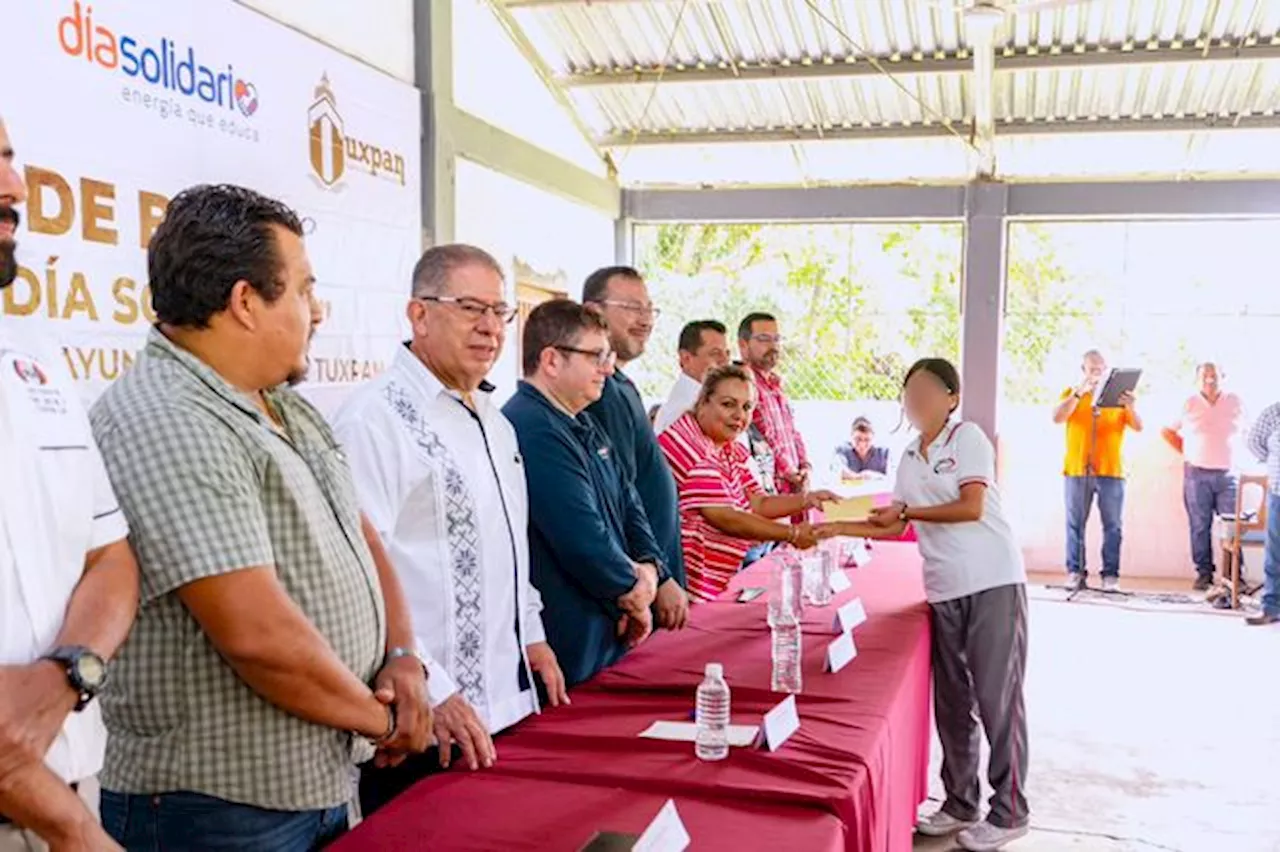 Entregan becas a estudiantes del Telebachillerato Aire Libre Km 15, en Tuxpan