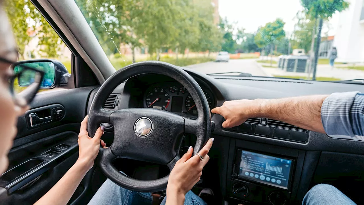 Freiburg: Fahrlehrer rammt BMW, verletzt Schülerin und flüchtet.