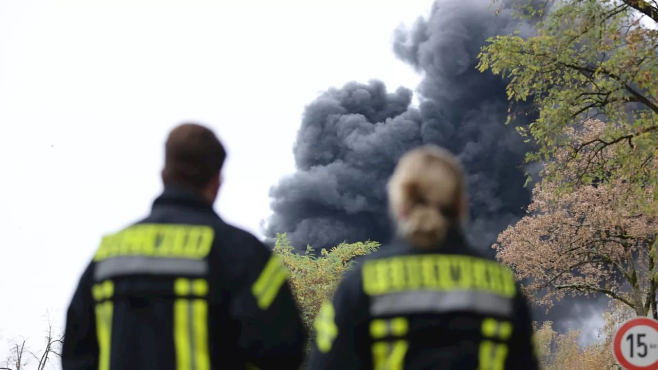 Großeinsatz in NRW: Chemie-Feuer erzeugt XXL-Rauchwolke in Leverkusen