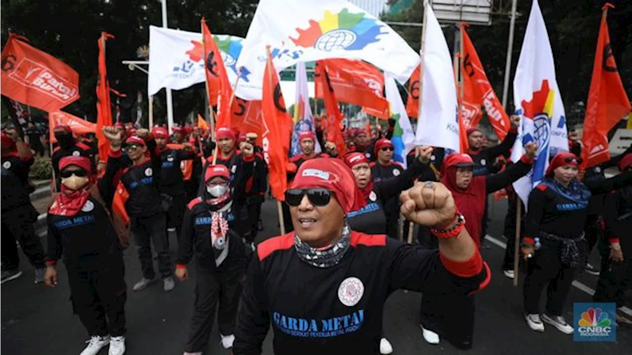 'Lautan Merah Hitam' Demo Buruh di Patung Kuda-Minta UMP 2025 Naik 10%