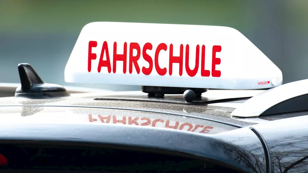 Kuriose Fahrstunde in Freiburg: Stark betrunkener Fahrlehrer baut Unfall und flieht