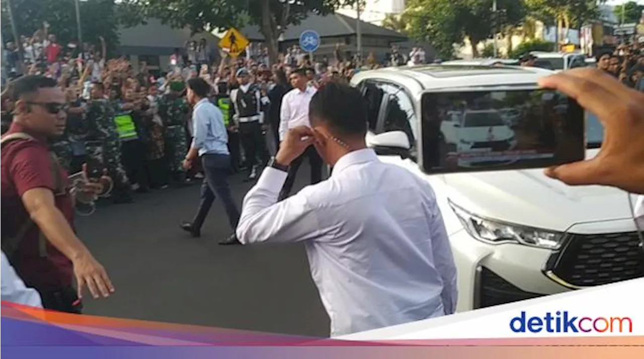 Gibran Tiba di Akmil Magelang, Salami Warga-Disambut Drumband