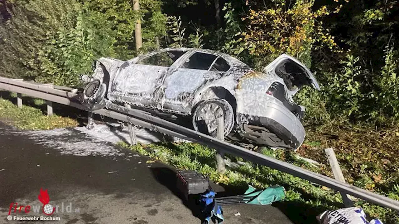 D: Auto nach Zusammenstoß mit anderen Pkw auf Leitplanke stehend in Vollbrand (A 43)