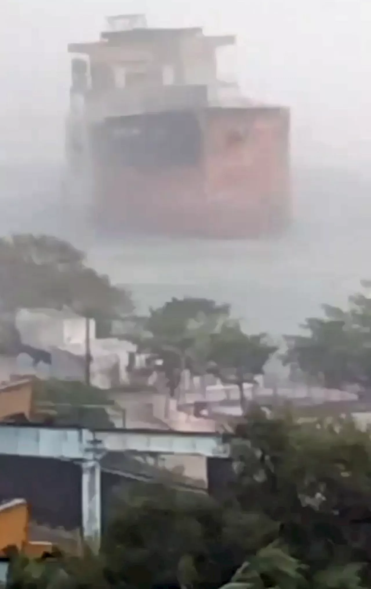 Chuva e vento matam 3, deixam navio à deriva, afetam transportes e derrubam árvores no RJ