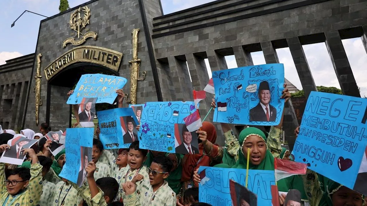 Tiba di Akmil Magelang, Peserta Retreat Kabinet Merah Putih Disambut Antusias Massa