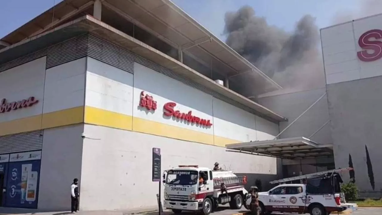 Reportan incendio al interior de plaza comercial Las Américas en Ecatepec, Edomex