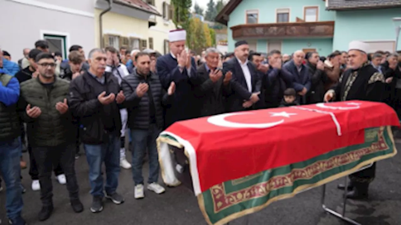 Mordverdacht gegen Schützen - Türkische Flagge – so trauern Freunde um toten Soldat