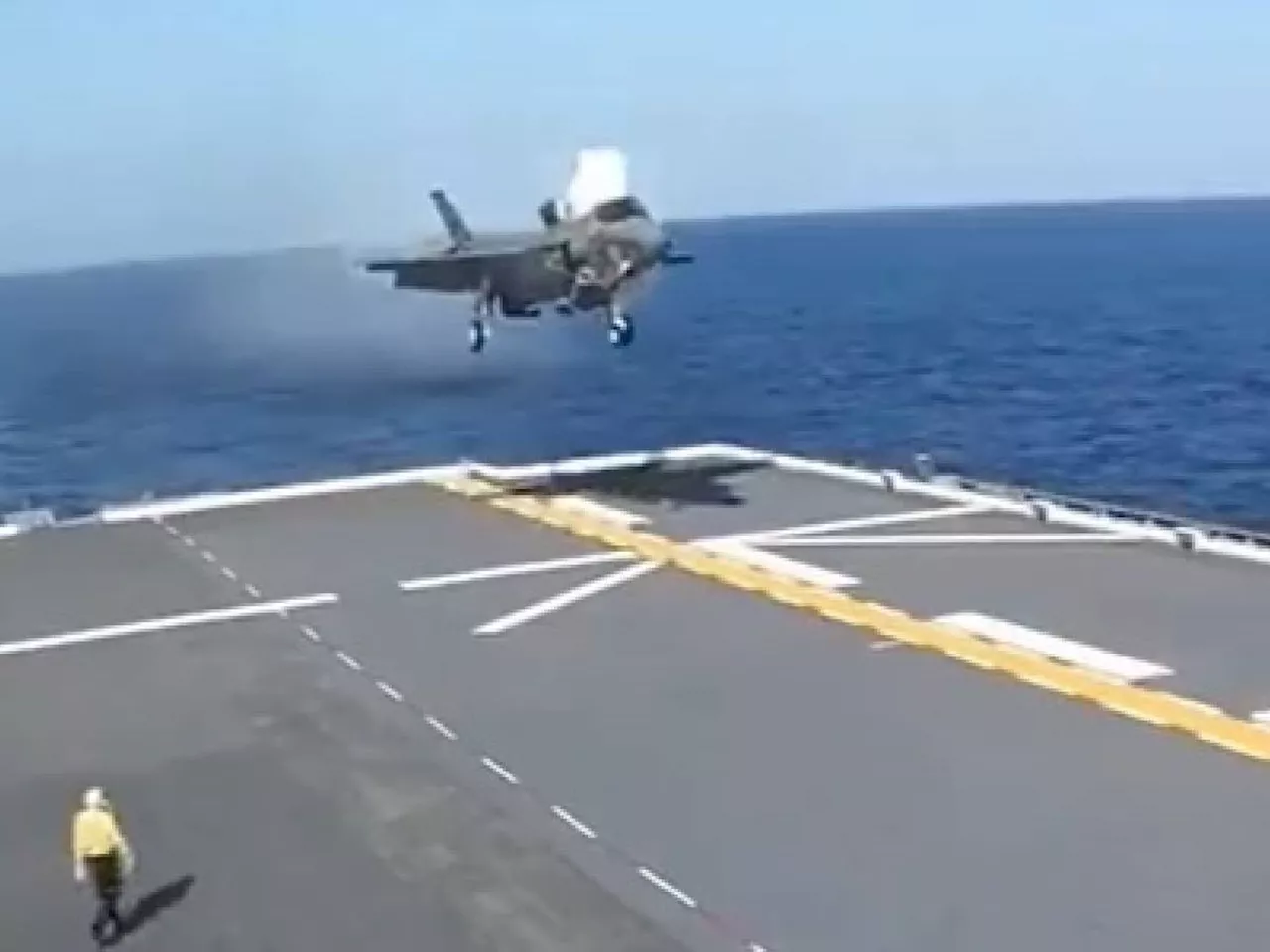 Navi d'assalto anfibie, F-35 e droni: il Giappone stringe i muscoli