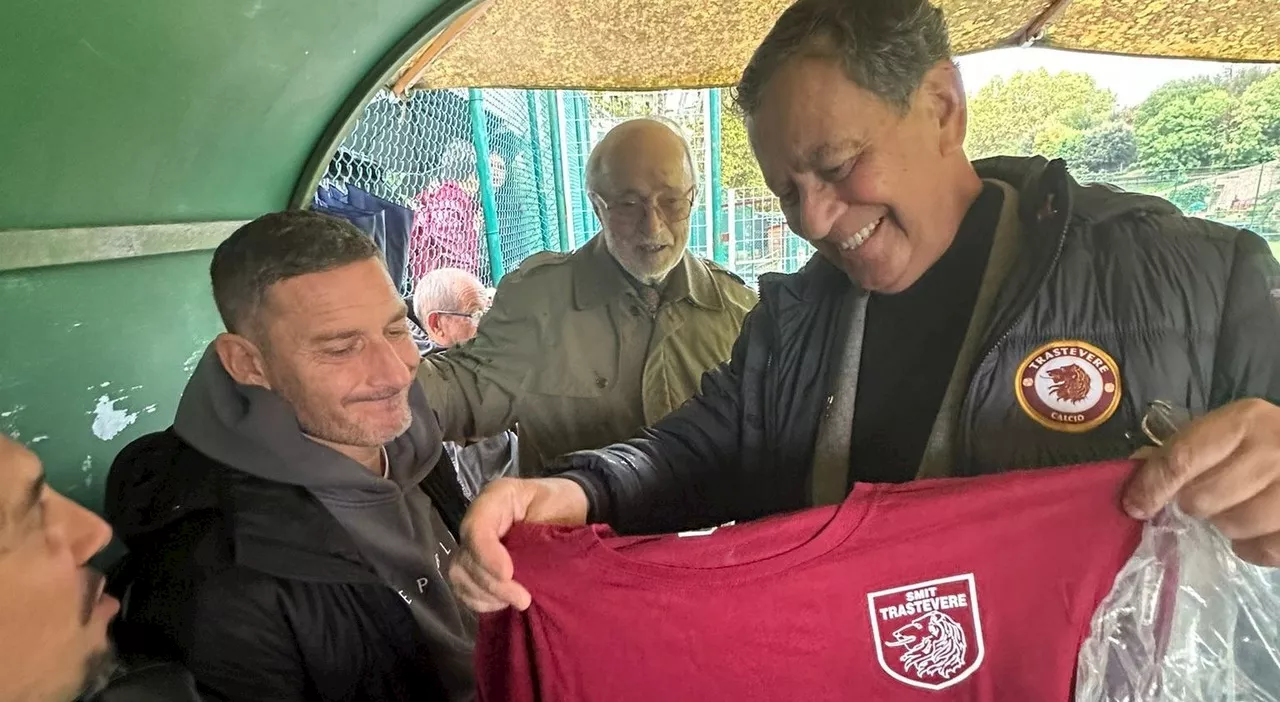 Totti riceve la maglia della Smit Trastevere dal presidente Pier Luigi Betturri