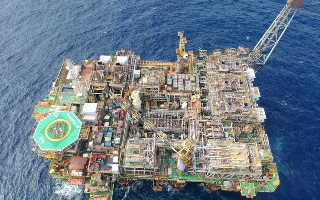 Petróleo fecha em queda com investidores analisando dados dos EUA e Oriente Médio