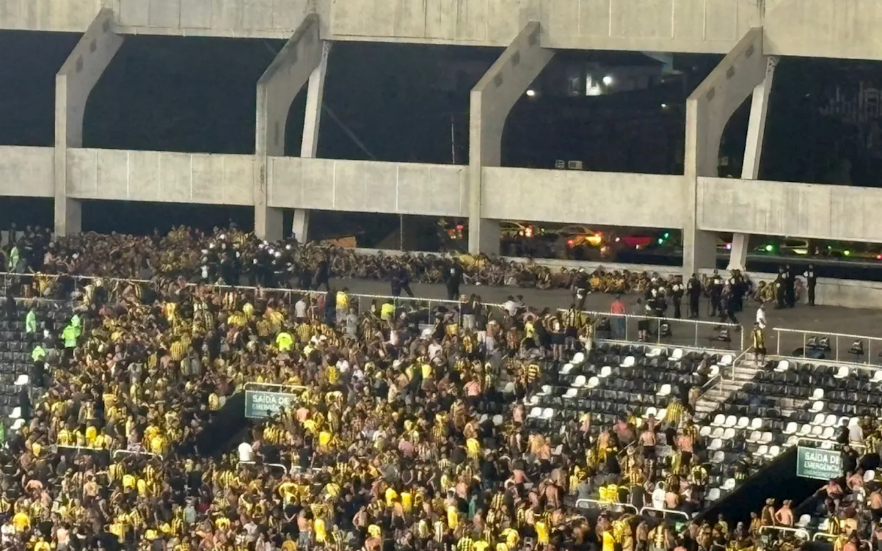 Torcedores do Peñarol se envolvem em confusão após fim do jogo no Nilton Santos