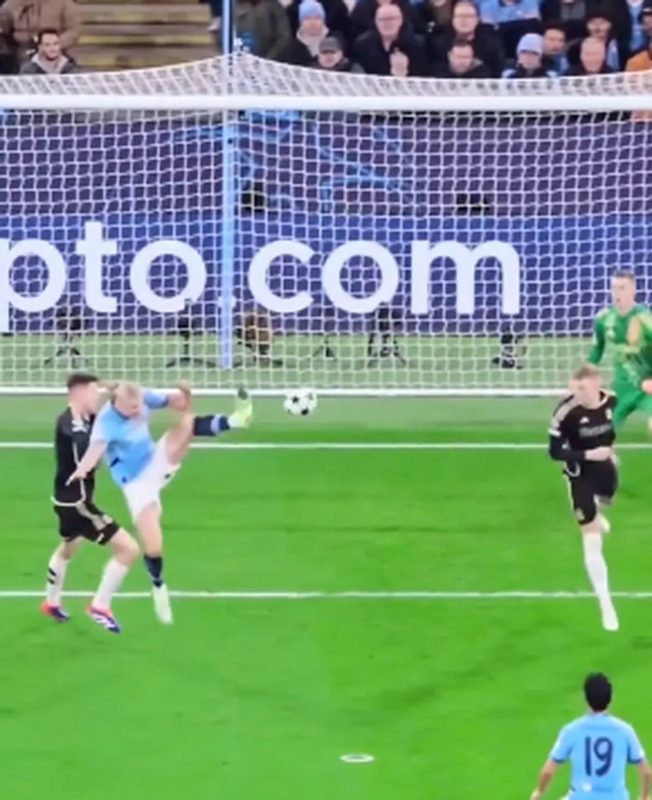 Haaland marca gol com golpe de arte marcial na vitória do City na Champions; veja vídeo