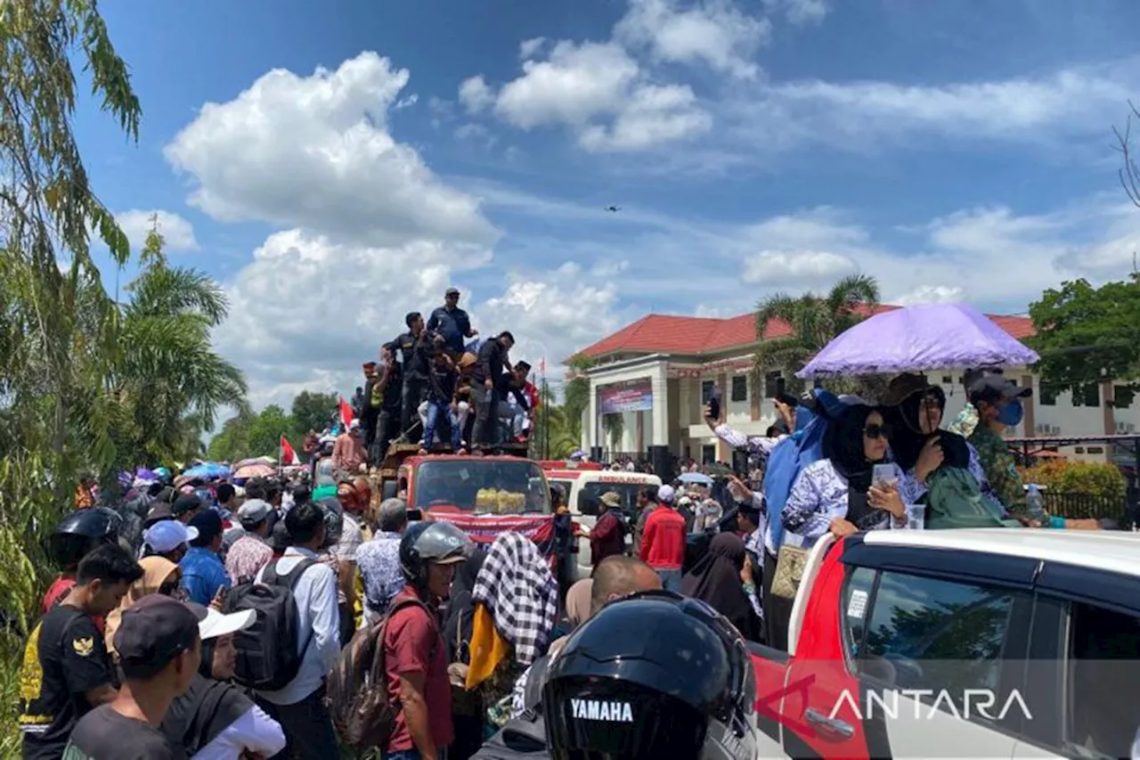 Lihatlah Solidaritas Guru Berseragam PGRI untuk Honorer Supriyani, Mengharukan