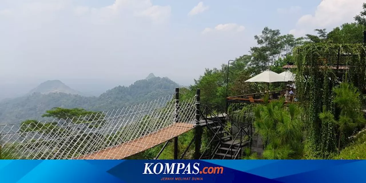 Saung Koffie Hideung di Puncak Karawang, Bersantap dengan View Alam