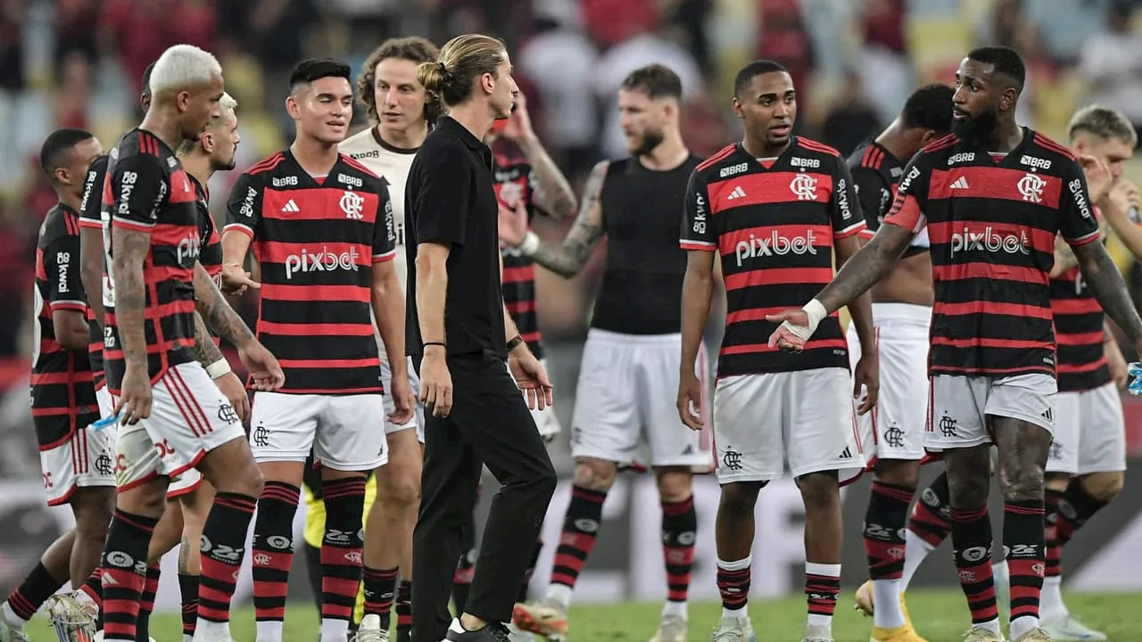 Filipe Luís testa trio inédito em treino do Flamengo