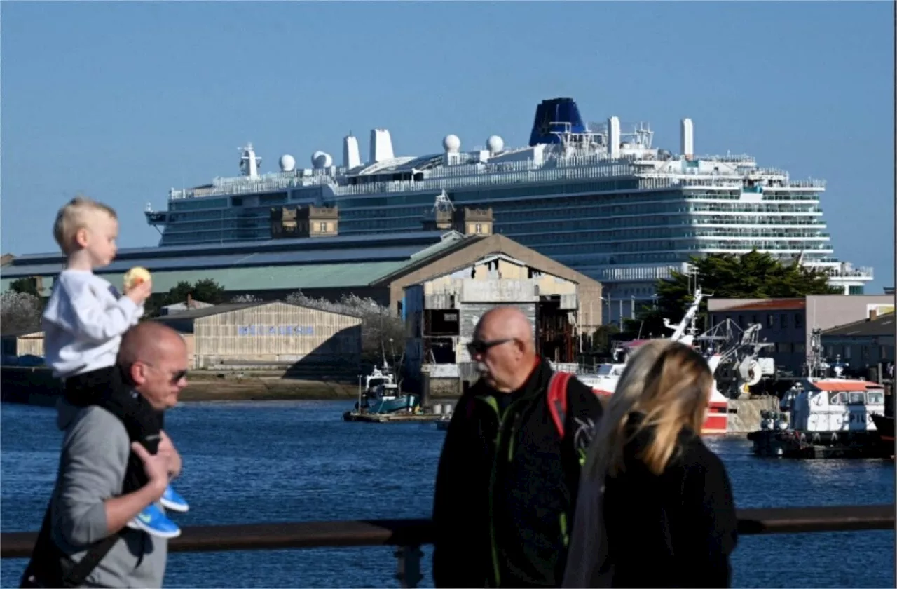 Une partie des 5 700 passagers du paquebot Arvia déferle dans Cherbourg-en-Cotentin