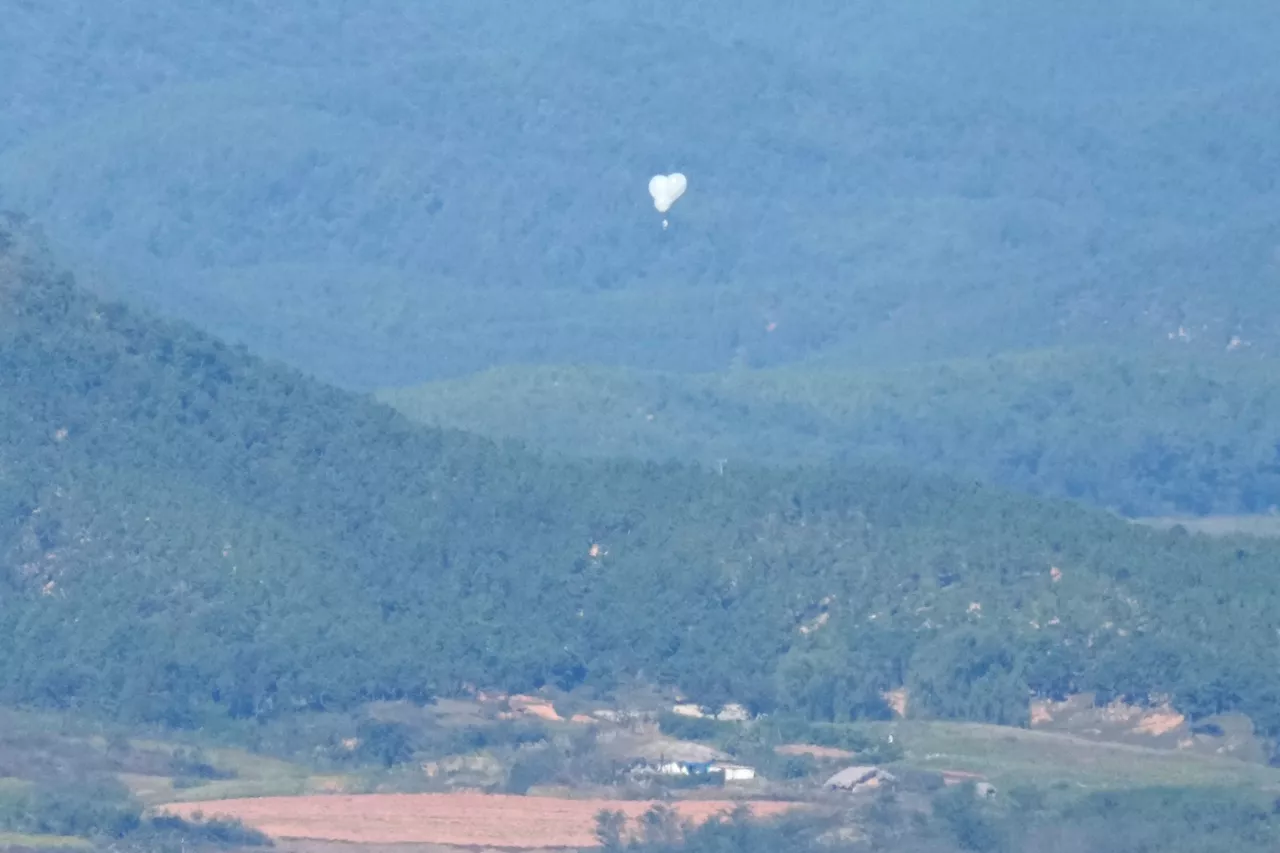 Trash carried by a North Korean balloon again falls on the presidential compound in Seoul