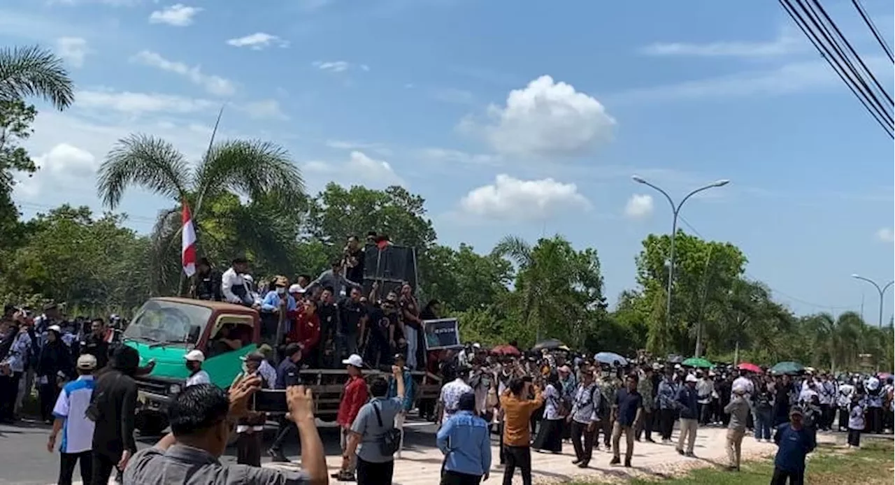 Solid Demonstrasi Ratusan Guru Warnai Sidang Perdana Guru Supriyani