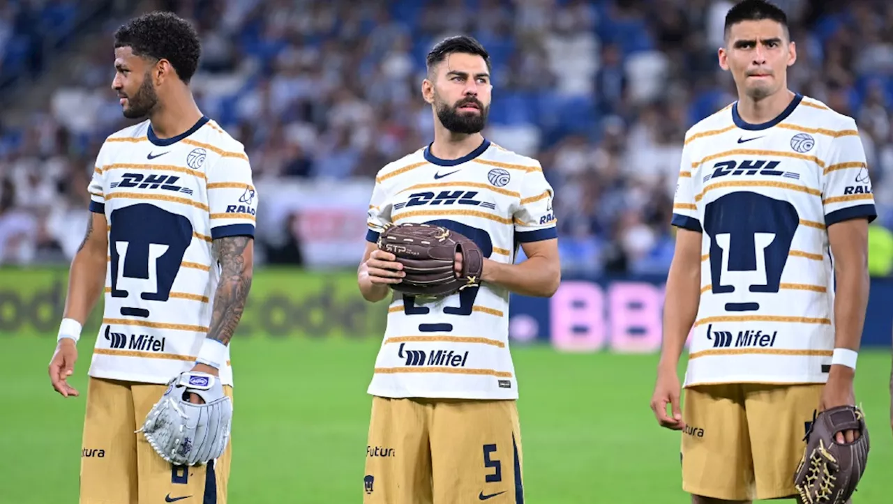 Jugadores de Pumas salen con guantes de beisbol para homenajear a Fernando Valenzuela