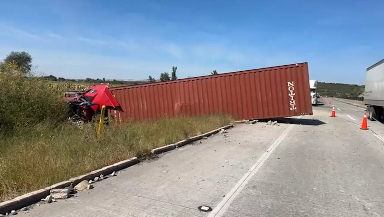 Muere hombre tras volcar su tráiler en el Macrolibramiento y quedar prensado en Ixtlahuacán de los Membrillos