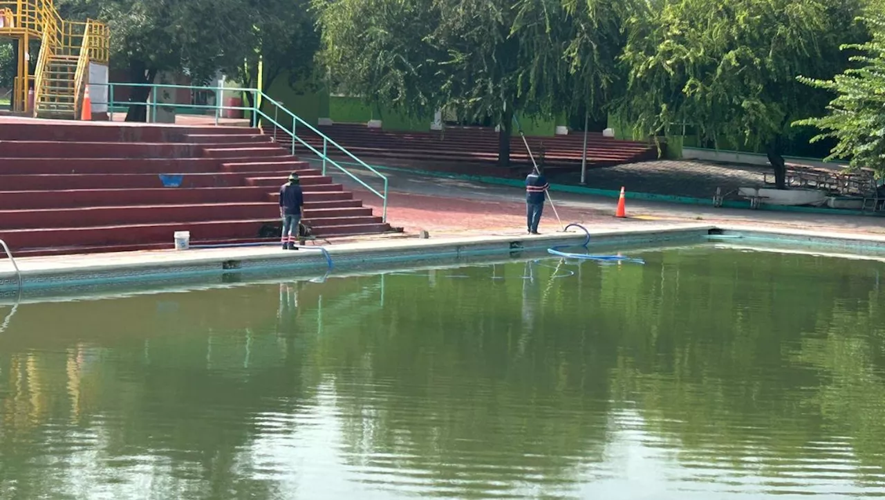 Realizan labores de limpieza en Parque España en Monterrey; agua de la alberca era verde