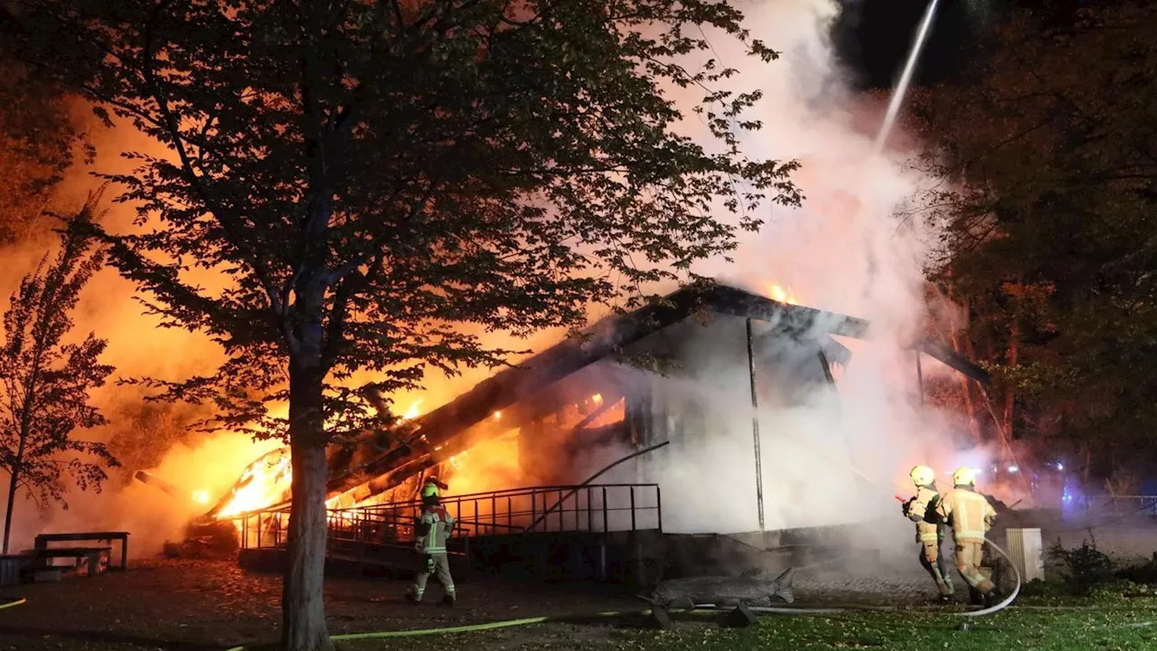 Feuer im Britzer Garten – Laborgebäude stürzt ein