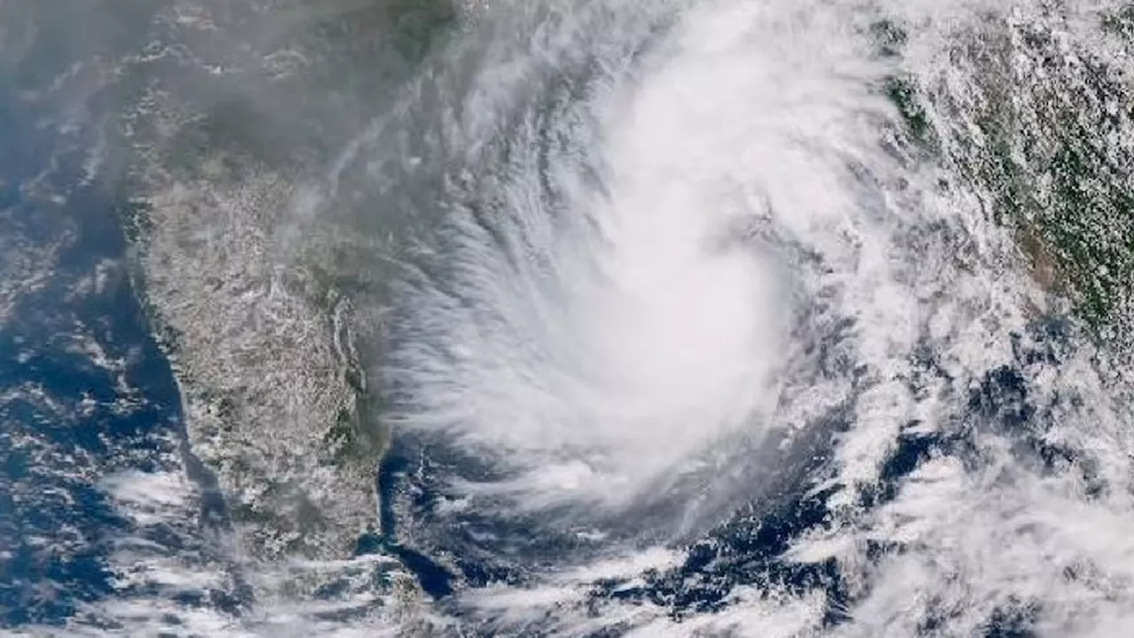 Cyclone Dana: बंगाल और ओडिशा में कभी भी हो सकती है 'दाना' की एंट्री, 16 घंटे तक उड़ानें रद्द