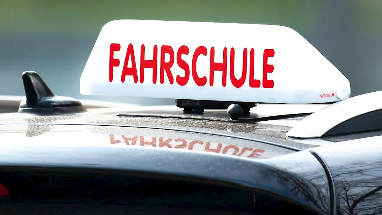 Baden-Württemberg: Betrunkener Fahrlehrer baut Unfall und flieht