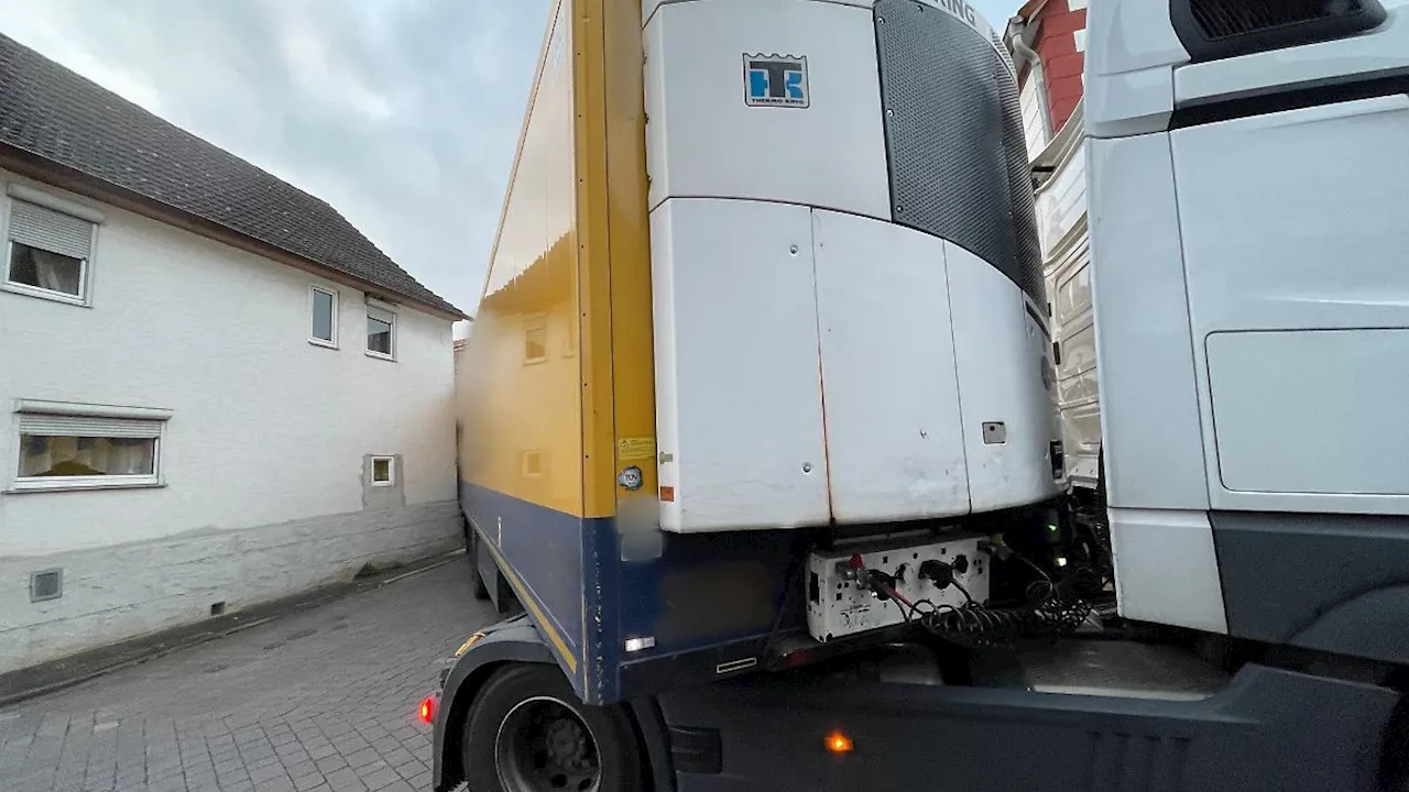 Von Navi fehlgeleitet: LKW verkeilt sich zwischen Häusern in hessischem Ort